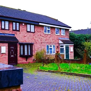 4 Bedroom House Near Birmingham Airport And Nec Guest house